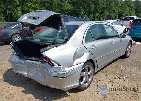 2005 Mercedes-Benz C 240 Luxury z USA, uszkodzony, nr VIN WDBRF61J55A694295